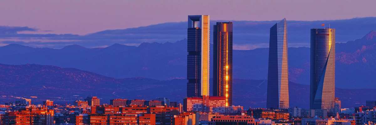 Skyline de Madrid en el fondo, estilizado
