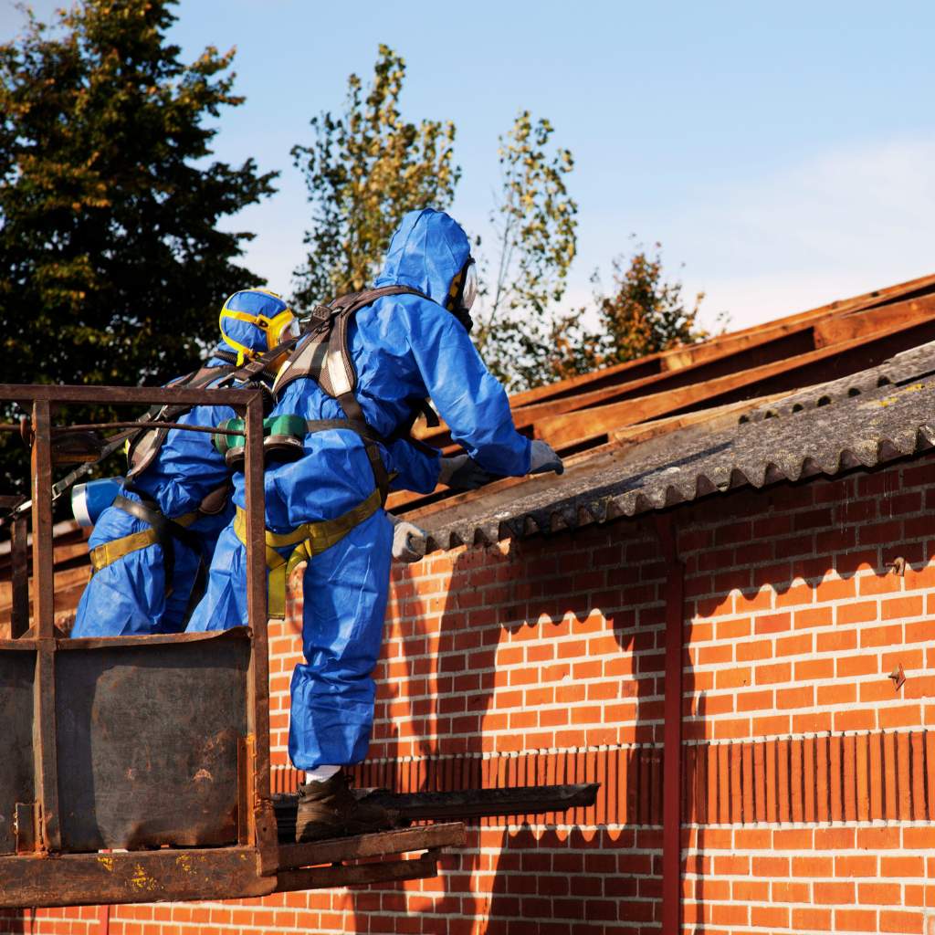 Equipo especializado en retirada de amianto y gestión de cubiertas