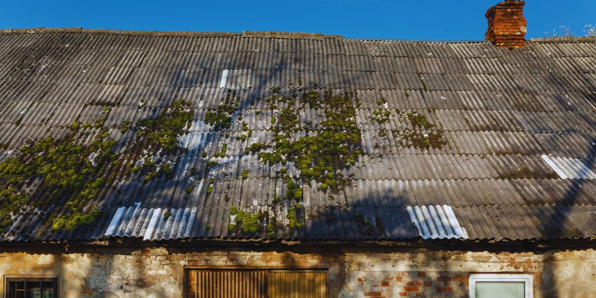 Tejado de uralita antiguo en mal estado